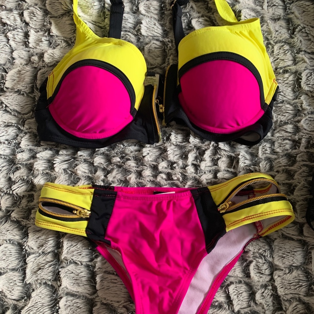 Bikini - Picture 2 of 2